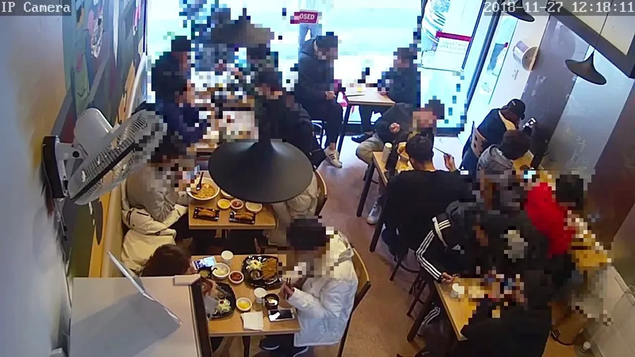 점심 시간 손님으로 가득 찬 매장 CCTV 화면 (얼굴 모자이크)