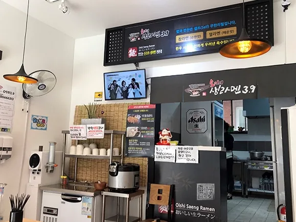 오이시 생라멘 매장 내부 주방과 메뉴판