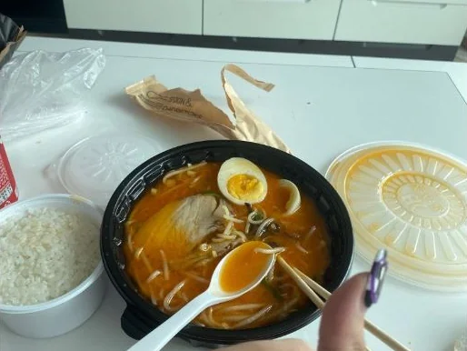 공기밥과 함께 배달된 얼큰 해장국밥 (고객 촬영)