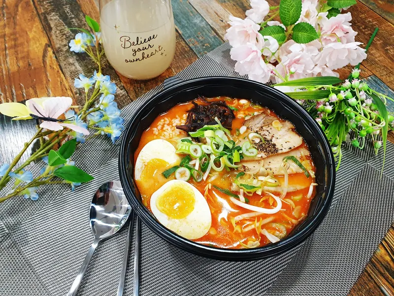반숙 계란과 차슈를 올린 매운 한우사골 돈코츠라멘